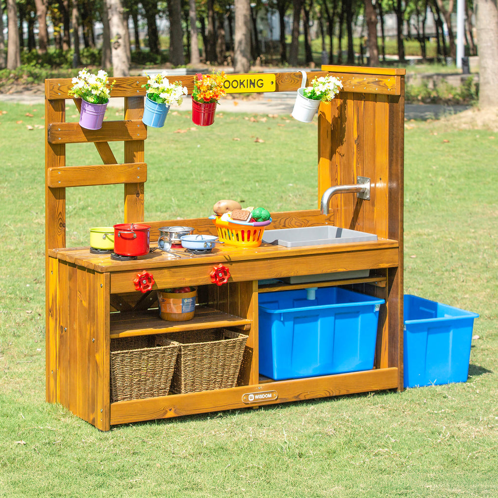 OUTDOOR KITCHEN WITH PUMP