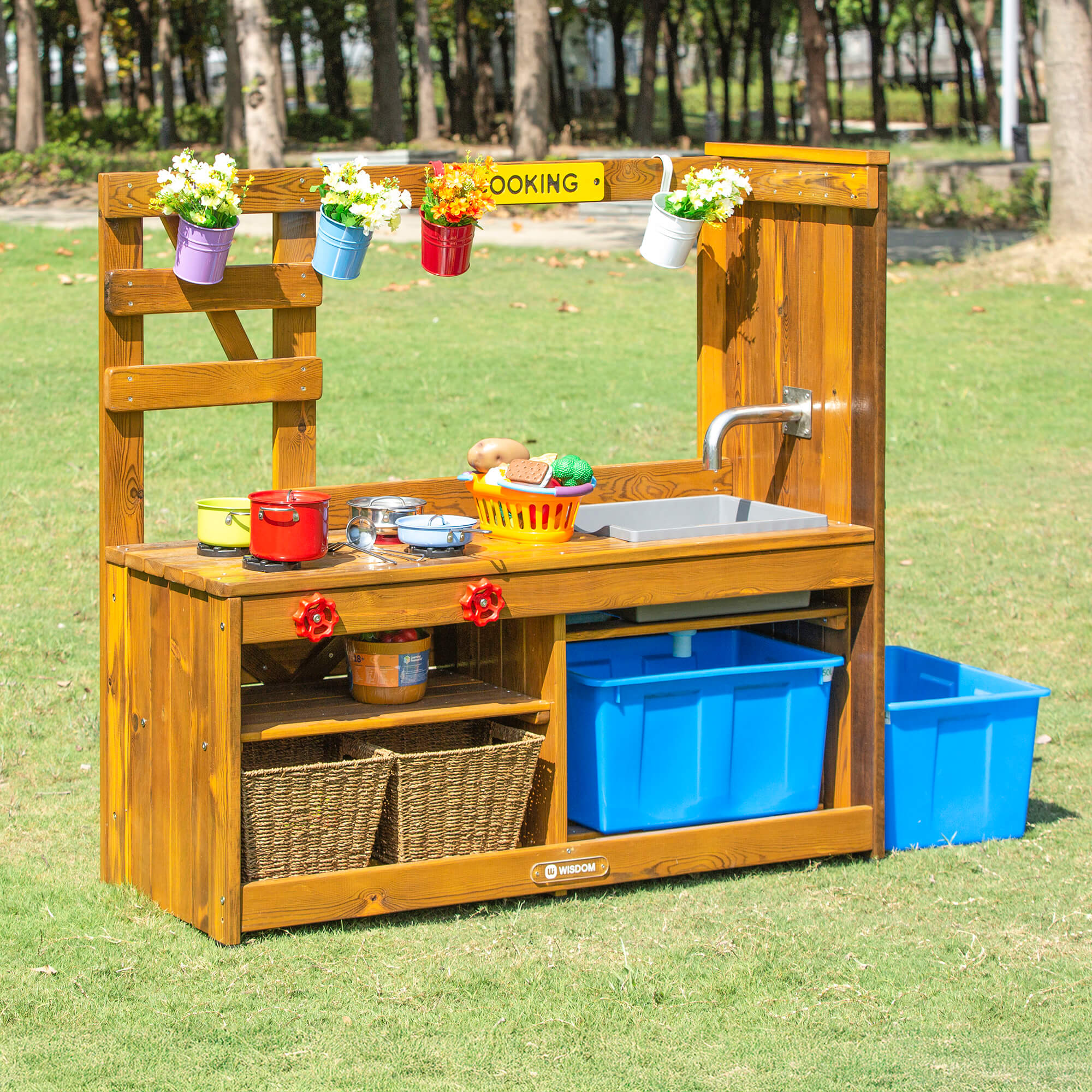 OUTDOOR KITCHEN WITH PUMP