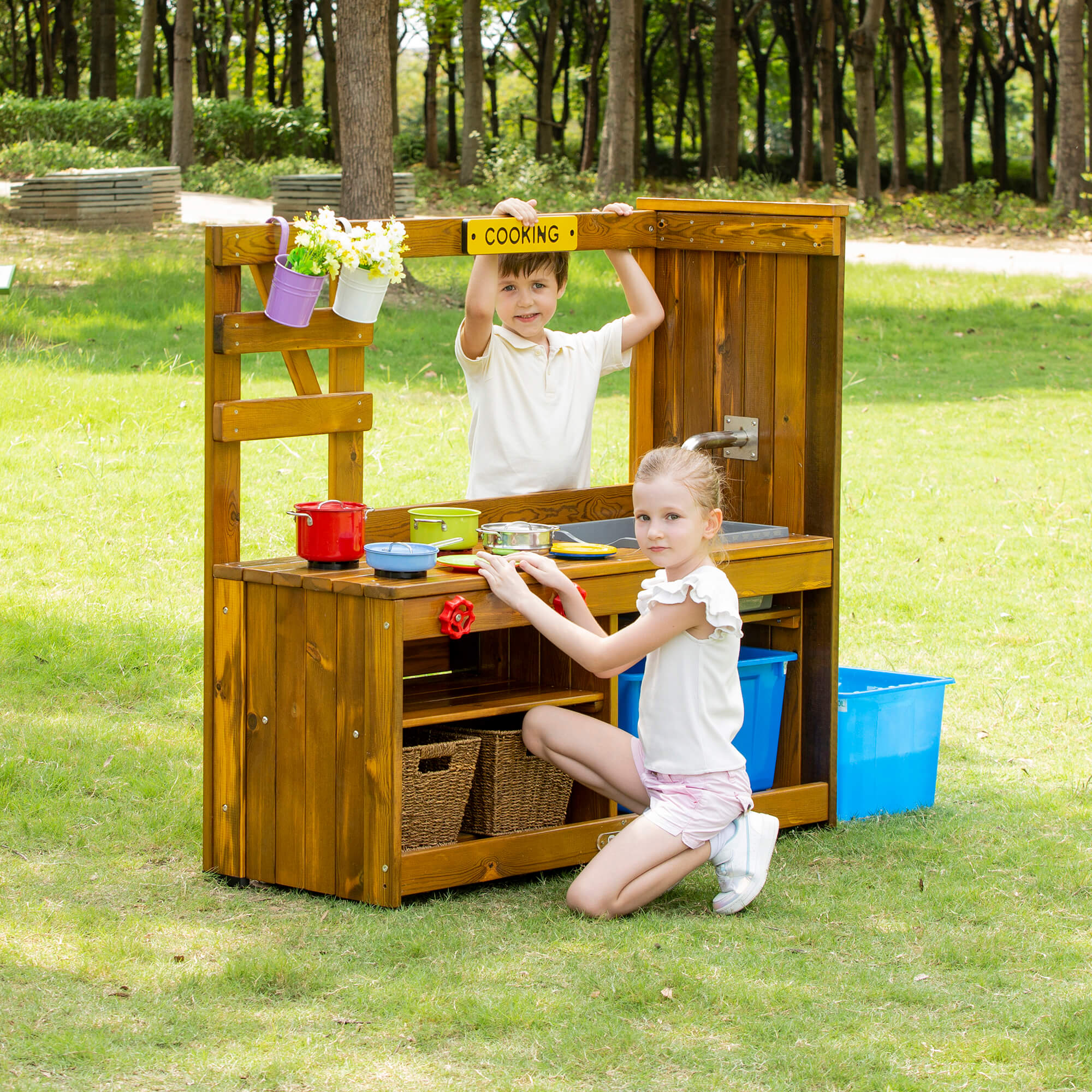 OUTDOOR KITCHEN WITH PUMP