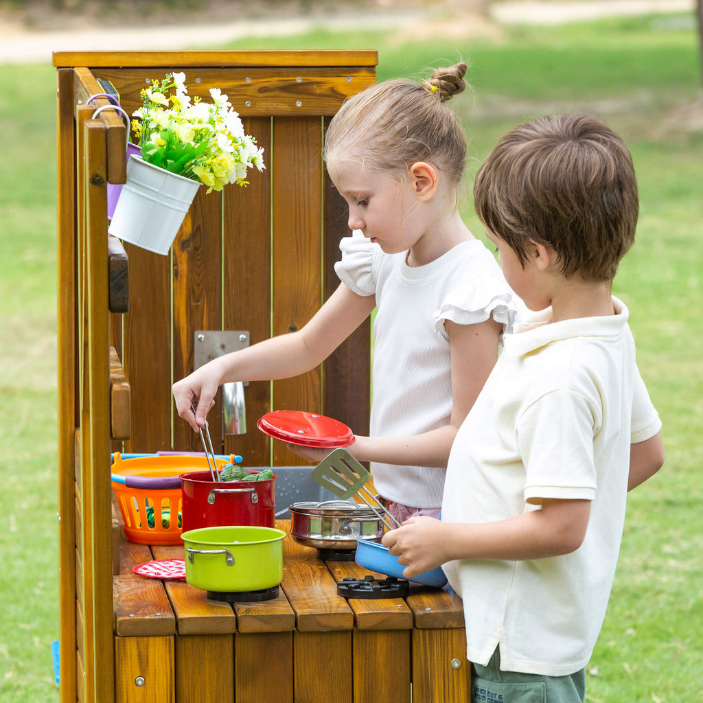 OUTDOOR KITCHEN WITH PUMP